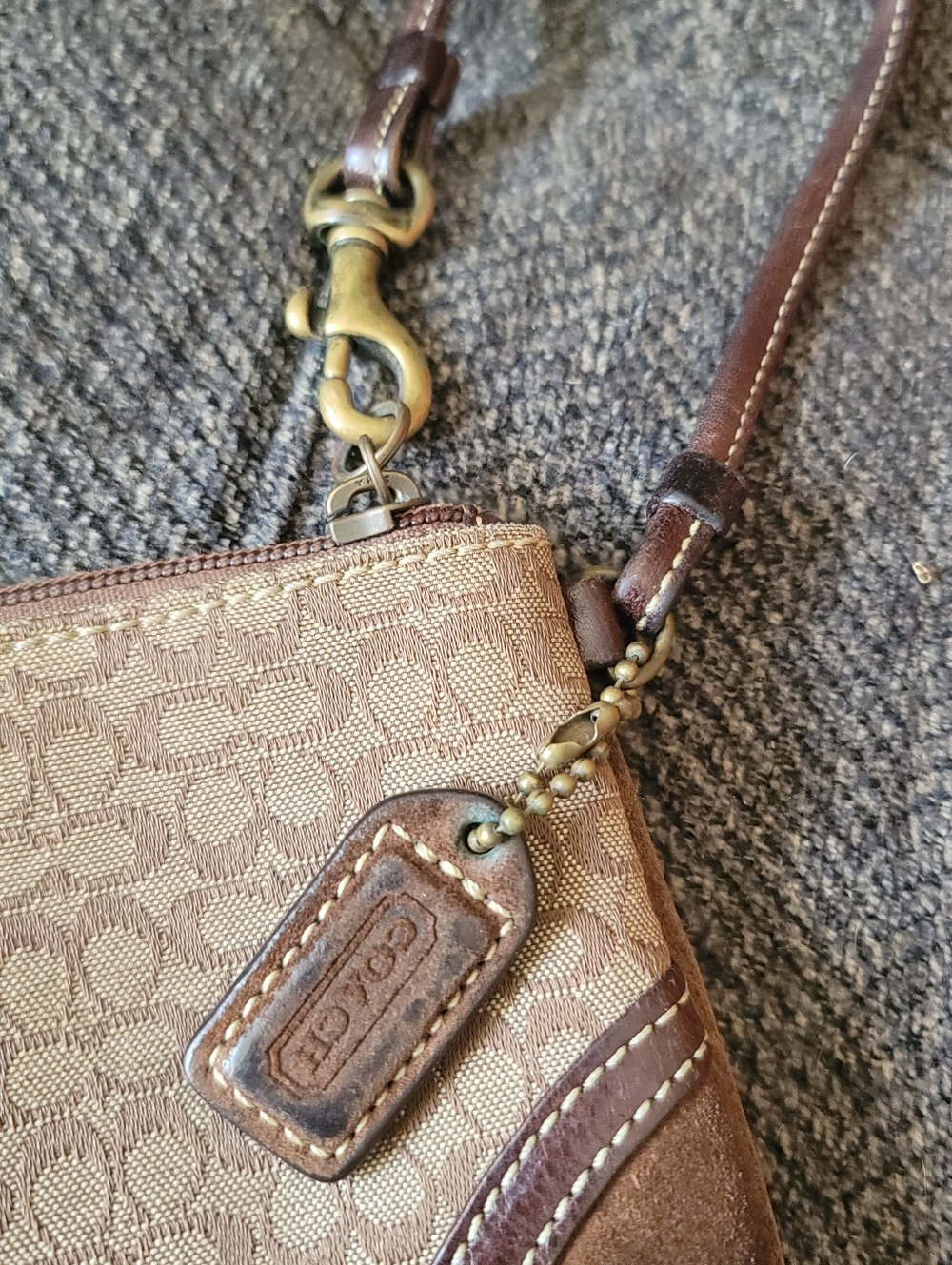 VINTAGE COACH Leather Trim Signature Jacquard Wristlet - Picture 2 of 8